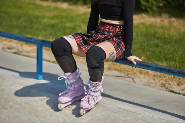 Tatuato Roller Blader Ragazza Seduta Una Rotaia Uno Skatepark Fresco — Foto Stock
