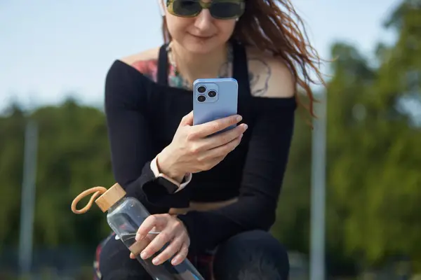 Skater Θηλυκό Κάθεται Ένα Skatepark Ένα Επαναχρησιμοποιήσιμο Γυάλινο Μπουκάλι Νερού — Φωτογραφία Αρχείου