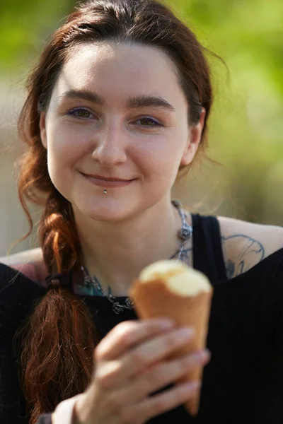 Портрет Різноманітної Жінки Татуйованими Грудьми Рудим Волоссям Позує Морозивом Руці — стокове фото