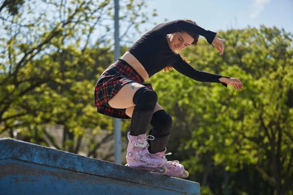 スケートパーク内の棚の上にローラーブレーダー女性研削 クールな若いインラインスケーターの人は Bフルトルクスライドを実行します — ストック写真