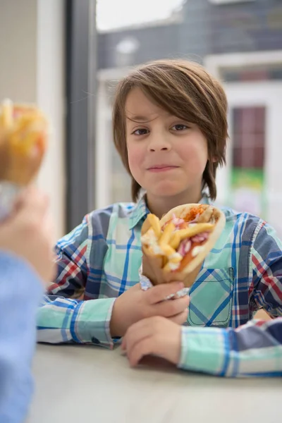Χαριτωμένο 11Χρονο Αγόρι Ποζάρει Παραδοσιακό Ελληνικό Σάντουιτς Γύρου Στο Χέρι — Φωτογραφία Αρχείου