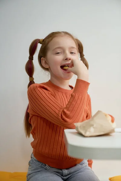 Aranyos Éves Lány Lófarkakkal Gyorskaját Eszik Ebédre Egy Görög Étteremben — Stock Fotó