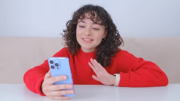 Amable Joven Mujer Hablando Cámara Del Teléfono Inteligente Emocional Expresiva — Vídeos de Stock