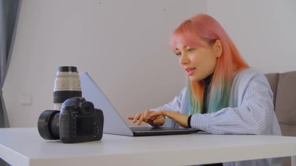 Fiatal Fotós Kommunikál Ügyfelekkel Interneten Kreatív Szakmai Hálózatépítés Ügyfelekkel Diverzum — Stock videók
