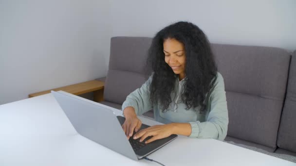 Jovem Mulher Negra Alegre Digitando Texto Computador Portátil Casa Poc — Vídeo de Stock