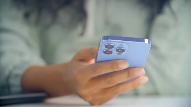 Genç Siyahi Bir Kadın Modern Bir Akıllı Telefondan Mobil Bir — Stok video