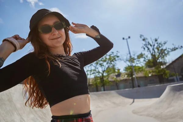 Freundliche Skaterin Posiert Sommer Einem Betonskatepark Porträt Eines Fröhlichen Ukrainers — Stockfoto