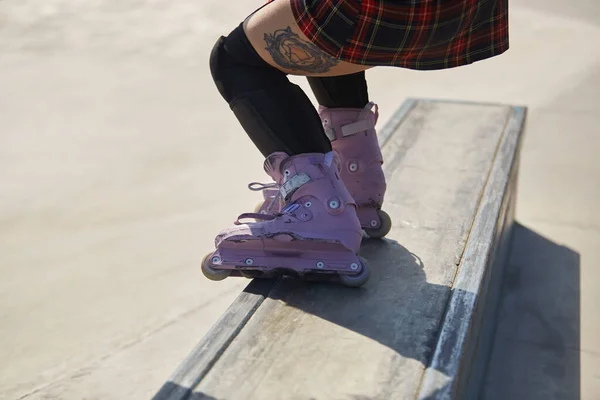 Skater Girl Grinding Ledge Skatepark Feet Aggressive Inline Roller Blader — Stock Photo, Image