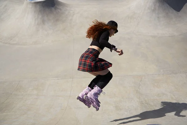 Blader Rolo Fêmea Pulando Uma Piscina Skate Livre Jovem Patinador — Fotografia de Stock