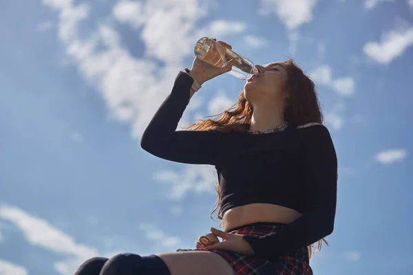 Rolschaatsster Die Vers Water Drinkt Uit Een Herbruikbare Glazen Fles — Stockfoto