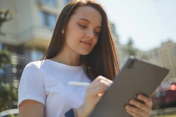Tablet Bilgisayarına Stilus Kalemle Resim Çizen Güzel Bir Genç Kadın — Stok fotoğraf