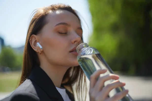 Mooie Jonge Vrouw Die Water Drinkt Uit Een Glazen Fles — Stockfoto