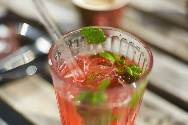 Glass Refreshing Strawberry Mojito Served Outdoor Cafe Fresh Cold Summer — Stock Photo, Image