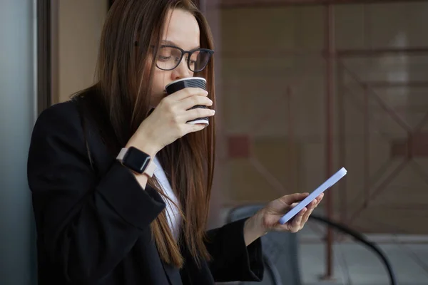 Jonge Vrouw Die Koffie Drinkt Uit Een Papieren Beker Morgens — Stockfoto