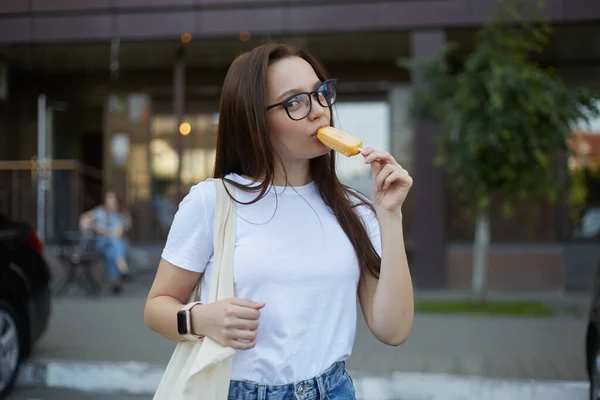 Belle Jeune Femme Mangeant Crème Glacée Plein Air Portrait Une — Photo