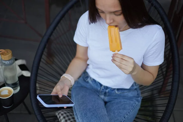 Mujer Joven Sentada Aire Libre Comiendo Helado Navegando Por Una —  Fotos de Stock