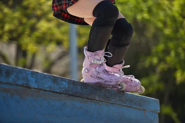 Chica Patinadora Moliendo Una Cornisa Skatepark Aire Libre Verano Agresivo — Foto de Stock