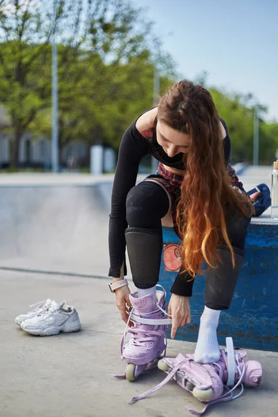 Young Roller Blader Putting Aggressive Inline Skates Female Skater Preparing — Stock Photo, Image