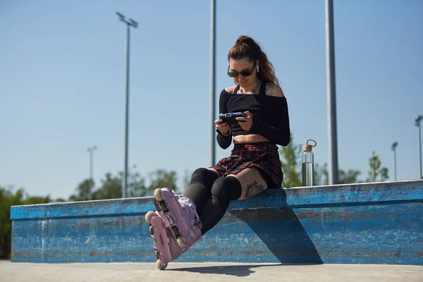 Cool Mladý Bruslař Hrát Mobilní Hru Chytrý Telefon Skateparku Žena — Stock fotografie
