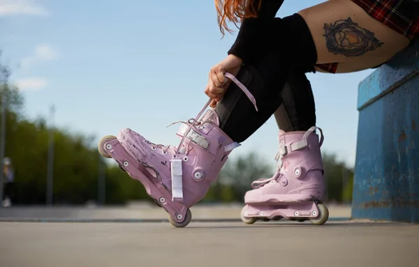 Agresszív Korcsolyás Lány Aki Modern Görkorcsolyapengékre Fűzi Cipőfűzőjét Egy Skateparkban — Stock Fotó