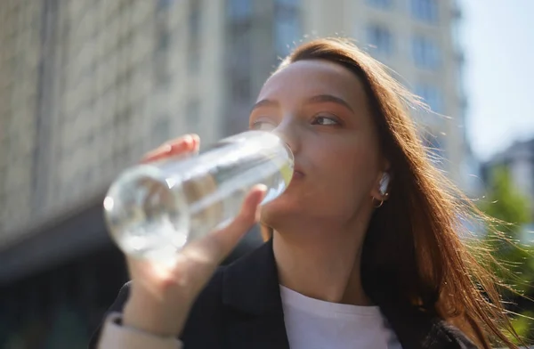 Mooie Jonge Vrouw Die Buiten Water Drinkt Uit Een Herbruikbare — Stockfoto