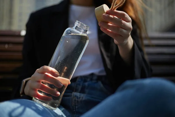 Durstige Junge Frau Öffnet Eine Gläserne Wasserflasche Zum Trinken Verantwortungsbewusste — Stockfoto