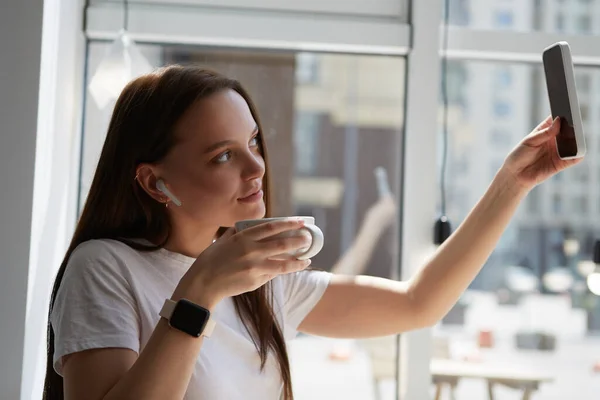 Güzel Genç Bir Kadın Kafede Bir Fincan Kahveyle Selfie Çektirmek — Stok fotoğraf