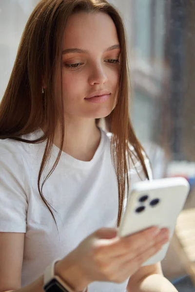Όμορφη Νεαρή Γυναίκα Περιήγηση Mobile App Ένα Έξυπνο Τηλέφωνο Τριπλή — Φωτογραφία Αρχείου