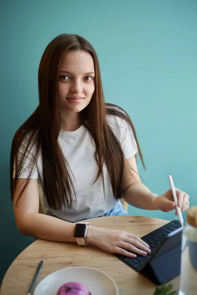 Mooie Jonge Vrouw Tekent Een Schets Met Een Stylus Pen — Stockfoto
