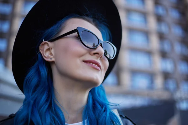 多姿多彩 头发染成蓝色的女人 一个漂亮的女性在户外戴着时髦时髦的时髦帽和太阳镜的画像 美与多样性概念 — 图库照片