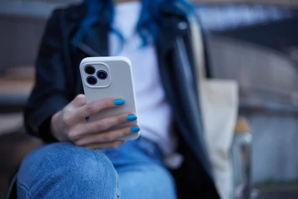 年轻女子在现代智能手机上用三台相机浏览移动应用程序 坐在长椅上使用手机的难以辨认的女性 — 图库照片