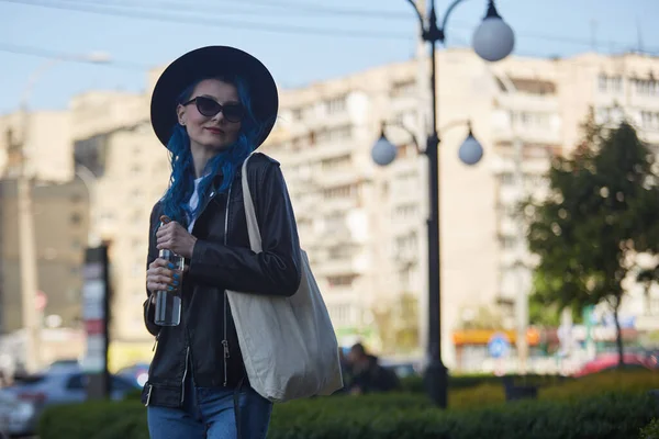 Retrato Una Alegre Mujer Diversa Caminando Por Calle Ciudad Con —  Fotos de Stock
