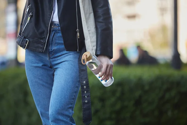 Κομψή Νεαρή Γυναίκα Που Περπατάει Ένα Γυάλινο Μπουκάλι Νερό Στο — Φωτογραφία Αρχείου