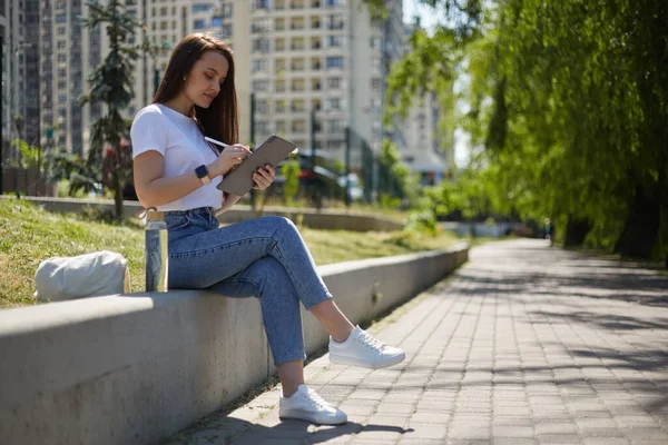 Genç Grafik Tasarımcısı Elinde Tablet Bilgisayarla Dışarıda Oturuyor Dijital Kalemle — Stok fotoğraf