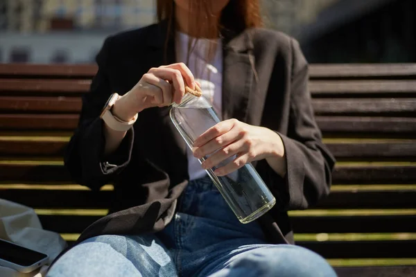 Διψασμένη Νεαρή Γυναίκα Ανοίγει Ένα Γυάλινο Μπουκάλι Μεταλλικό Νερό Για — Φωτογραφία Αρχείου
