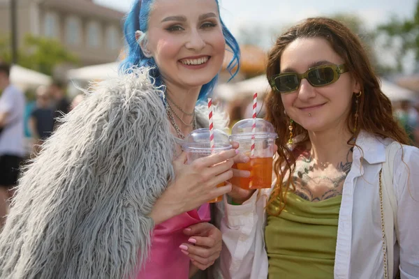快乐的男女同性恋 双性恋和变性者夫妇在夏季节日期间喝鸡尾酒 两个不同的年轻女子在户外派对上喝酒 — 图库照片
