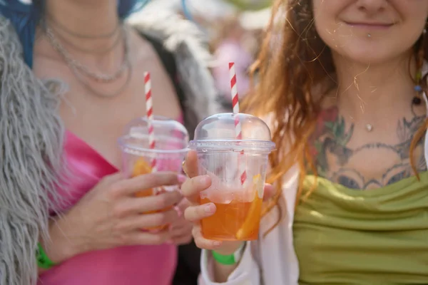 两只不同的雌性在户外节日期间喝冷冰冰的短跑鸡尾酒 在阳光明媚的夏日 一对快乐的女同性恋夫妇享受着长距离的饮料 — 图库照片