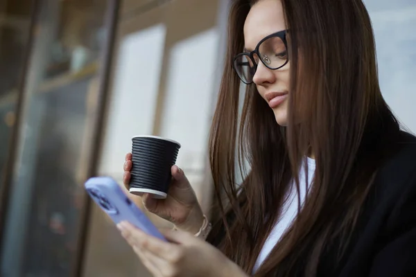 Vackra Kvinnliga Dricka Kaffe Och Bläddra Mobila Nyheter Foder Smart — Stockfoto