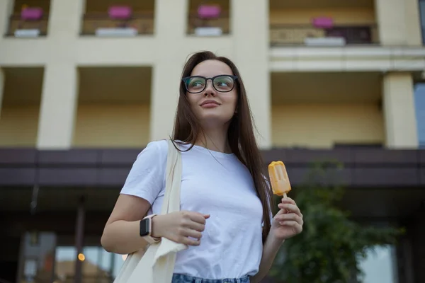 Vacker Ung Kvinna Glasögon Äter Glass Promenad Utomhus Porträtt Kvinna — Stockfoto