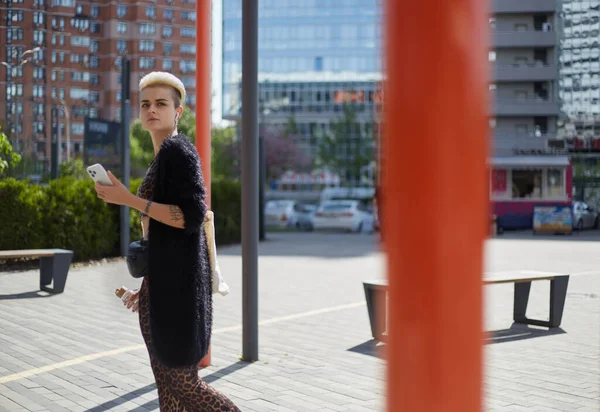 Mujer Joven Moda Con Pelo Corto Blanqueado Caminando Centro Ciudad —  Fotos de Stock