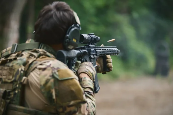 Ukraiński Żołnierz Strzelający Nowoczesnego Amerykańskiego Karabinu Szturmowego Wyposażonego Lunetę Optyczną — Zdjęcie stockowe