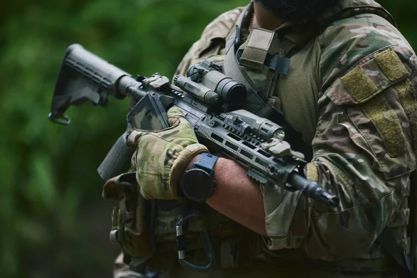 Ουκρανός Στρατιώτης Εξοπλισμένος Σύγχρονο Τουφέκι Ένοπλες Δυνάμεις Της Ουκρανίας Εκπαίδευση — Φωτογραφία Αρχείου