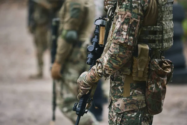 Tentara Ukraina Yang Bersenjatakan Senapan Serbu Modern Amerika Berlatih Lapangan — Stok Foto