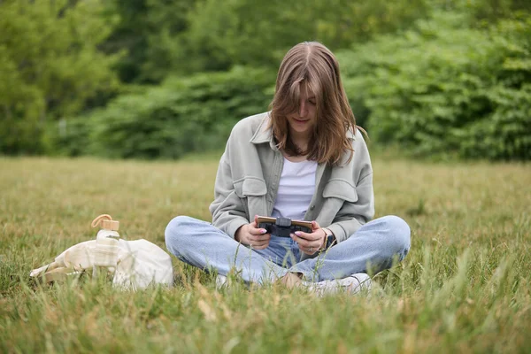 White Teenager Girl Sitting Park Playing Online Video Game Smart — Stock Photo, Image