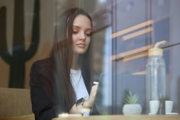 Bir Kafedeki Tablet Bilgisayarına Resim Çizen Güzel Bir Genç Kadın — Stok fotoğraf