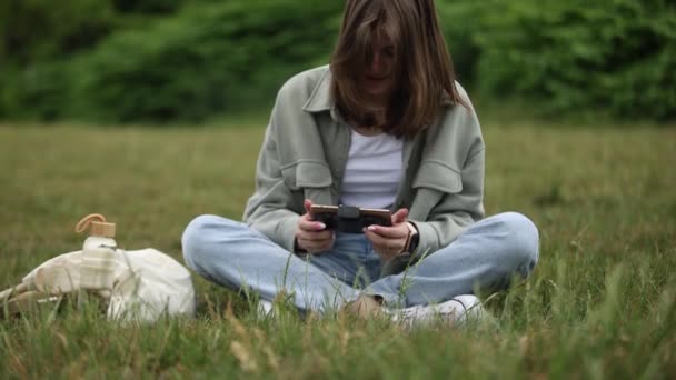 Jong Meisje Speelt Online Video Game Een Mobiele Gadget Blank — Stockvideo