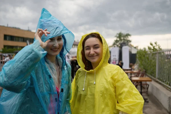 在一个夏日的节日里 一个快乐多样的女性穿着雨衣打扮的画像 喜庆的男女同性恋 双性恋和变性者夫妇在雨天的公共活动中玩得很开心 — 图库照片