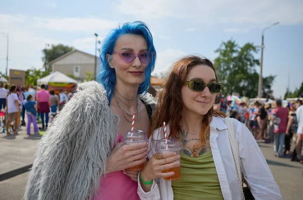 快乐的男女同性恋 双性恋和变性者夫妇在夏季节日期间喝鸡尾酒 在户外公共活动中穿着时髦衣服的快乐古怪女人的画像 — 图库照片