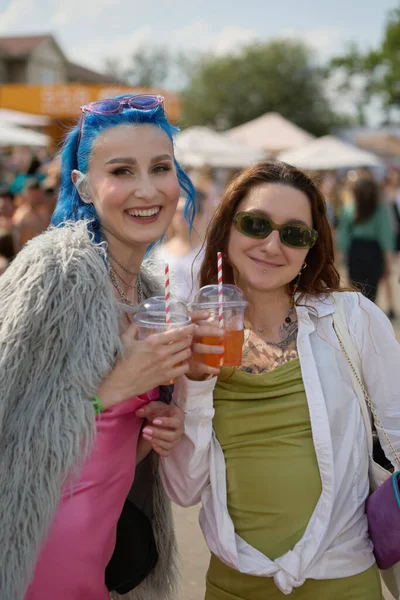 一对快乐的同性恋夫妇在夏天的节日里享受鸡尾酒 一名友好的女同性恋 男同性恋 双性恋和变性者女性在户外公共活动中摆出冷饮姿势的画像 — 图库照片
