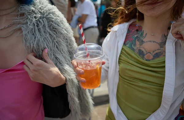 Unga Skiftande Kvinnor Festar Med Alkoholhaltiga Drinkar Sommarfestival Två Unga — Stockfoto